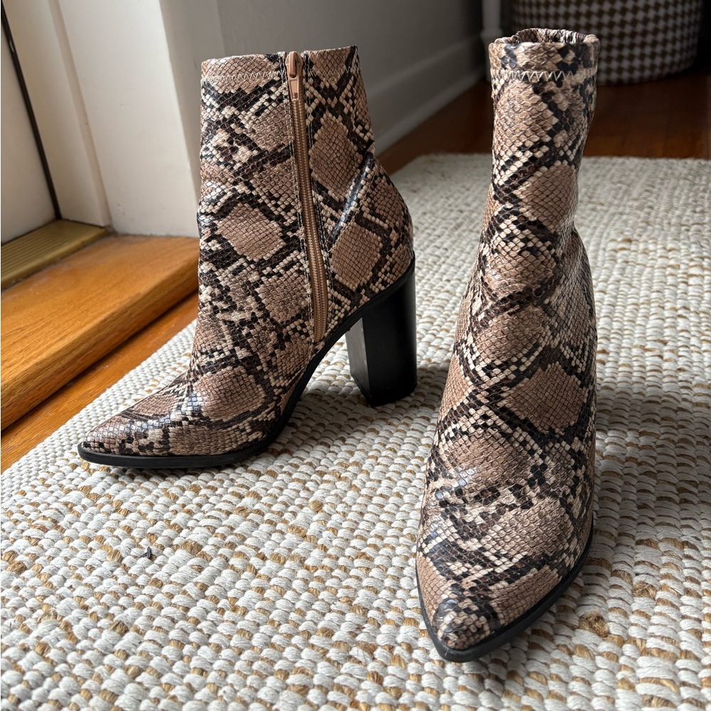 Lulu’s ankle booties
Snakeskin
Size 8.5